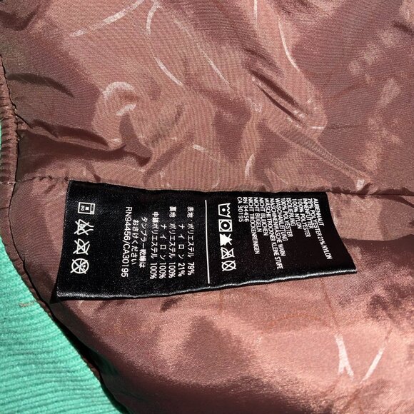 HOLDEN ski/snowboard jacket/gorgeous condition/L(pit to pit-21) - Picture 10 of 13